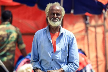 Hargeisa, Somaliland - 10 Kasım 2019: Başkent Caddelerinde Geleneksel Giysiler Giyen Yerel Adam