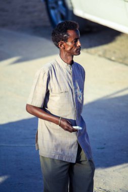 Hargeisa, Somaliland - 10 Kasım 2019: Başkent Caddelerinde Geleneksel Giysiler Giyen Yerel Adam