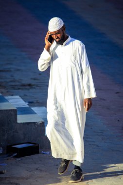 Hargeisa, Somaliland - 10 Kasım 2019: Başkent Caddelerinde Geleneksel Giysiler Giyen Yerel Adam