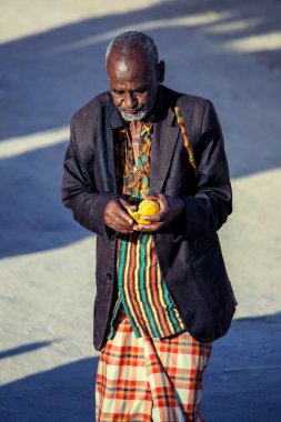 Hargeisa, Somaliland - 10 Kasım 2019: Başkent Caddelerinde Geleneksel Giysiler Giyen Yerel Adam