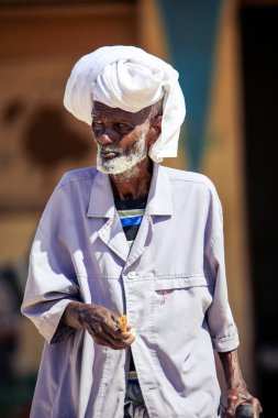 Hargeisa, Somaliland - 10 Kasım 2019: Başkent Caddelerinde Geleneksel Giysiler Giyen Yerel Adam
