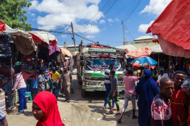 Hargeisa, Somaliland - 10 Kasım 2019: Farklı Mallar ve Somaliland Halkı Yerel Gıda Pazarı