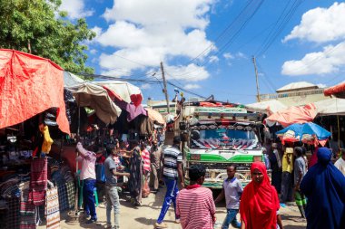 Hargeisa, Somaliland - 10 Kasım 2019: Farklı Mallar ve Somaliland Halkı Yerel Gıda Pazarı