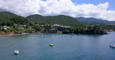 Guadeloupe 'daki güzel göl manzarası.
