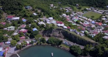 Guadeloupe 'daki güzel göl manzarası.