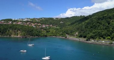 Guadeloupe 'daki güzel göl manzarası.