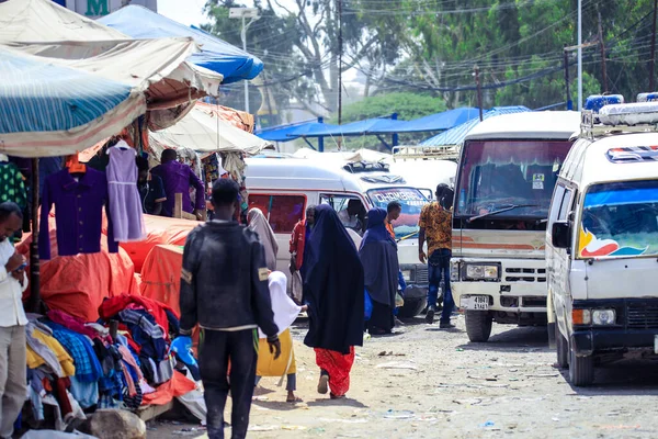 Hargeisa, Somaliland - 10 Kasım 2019: Arabalar ve Yerel Halkla Hargeisa 'nın Günlük Hayatı