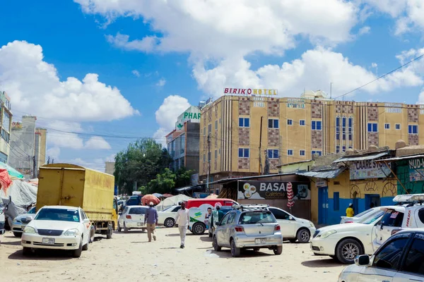 Hargeisa, Somaliland - 10 Kasım 2019: Arabalar ve Yerel Halkla Hargeisa 'nın Günlük Hayatı