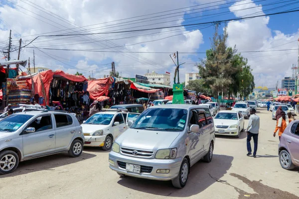 Hargeisa, Somaliland - 10 Kasım 2019: Arabalar ve Yerel Halkla Hargeisa 'nın Günlük Hayatı