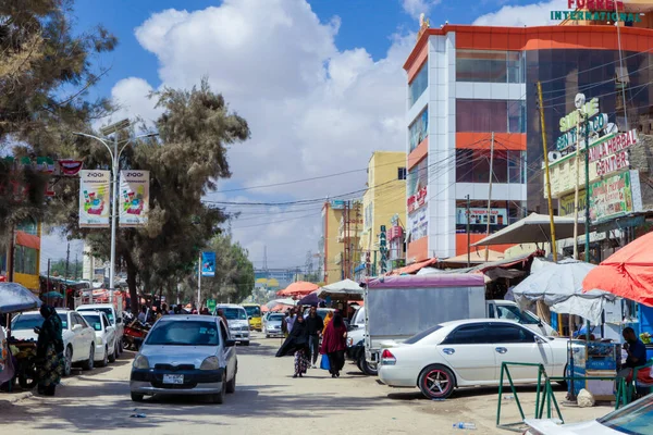 Hargeisa, Somaliland - 10 Kasım 2019: Arabalar ve Yerel Halkla Hargeisa 'nın Günlük Hayatı
