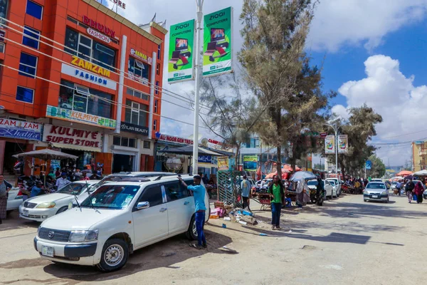 Hargeisa, Somaliland - 10 Kasım 2019: Arabalar ve Yerel Halkla Hargeisa 'nın Günlük Hayatı
