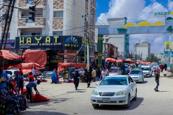 Hargeisa, Somaliland - 10 Kasım 2019: Arabalar ve Yerel Halkla Hargeisa 'nın Günlük Hayatı