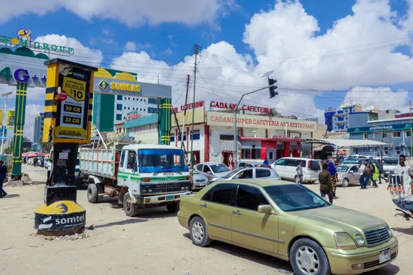 Hargeisa, Somaliland - 10 Kasım 2019: Arabalar ve Yerel Halkla Hargeisa 'nın Günlük Hayatı