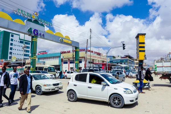 Hargeisa, Somaliland - 10 Kasım 2019: Arabalar ve Yerel Halkla Hargeisa 'nın Günlük Hayatı