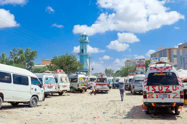 Hargeisa, Somaliland - 10 Kasım 2019: Arabalar ve Yerel Halkla Hargeisa 'nın Günlük Hayatı