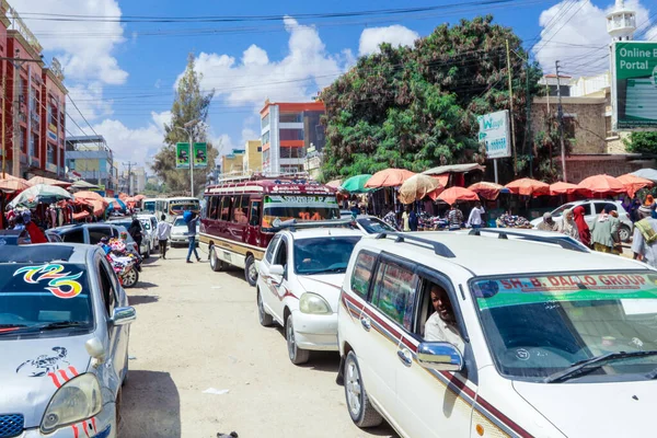Hargeisa, Somaliland - 10 Kasım 2019: Arabalar ve Yerel Halkla Hargeisa 'nın Günlük Hayatı