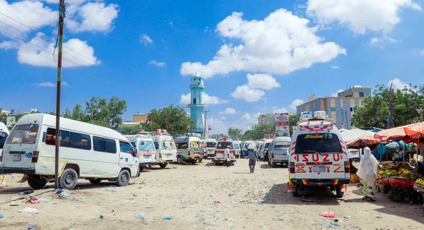 Hargeisa, Somaliland - 10 Kasım 2019: Arabalar ve Yerel Halkla Hargeisa 'nın Günlük Hayatı