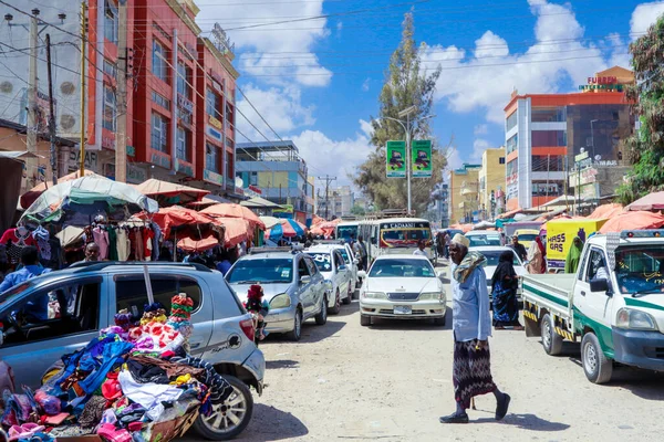 Hargeisa, Somaliland - 10 Kasım 2019: Arabalar ve Yerel Halkla Hargeisa 'nın Günlük Hayatı