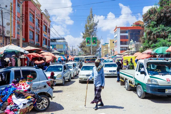 Hargeisa, Somaliland - 10 Kasım 2019: Arabalar ve Yerel Halkla Hargeisa 'nın Günlük Hayatı