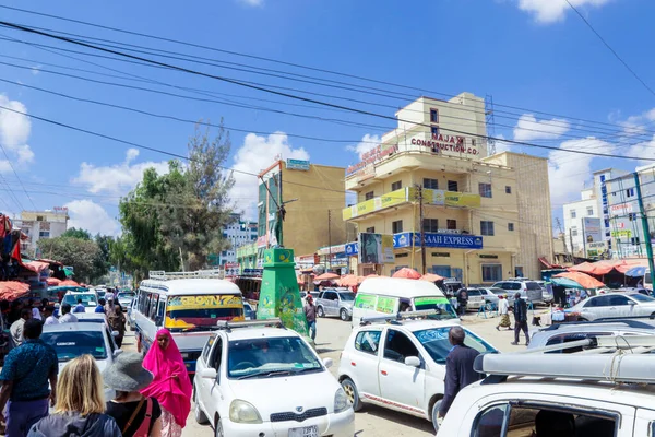 Hargeisa, Somaliland - 10 Kasım 2019: Arabalar ve Yerel Halkla Hargeisa 'nın Günlük Hayatı