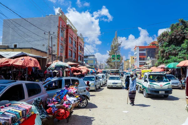 Hargeisa, Somaliland - 10 Kasım 2019: Arabalar ve Yerel Halkla Hargeisa 'nın Günlük Hayatı