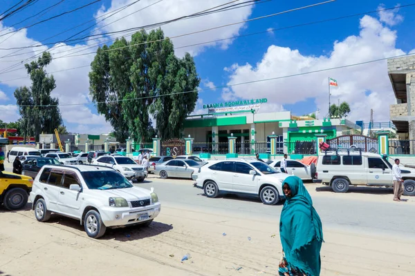 Hargeisa, Somaliland - 10 Kasım 2019: Arabalar ve Yerel Halkla Hargeisa 'nın Günlük Hayatı