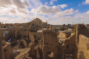 Mısır 'ın Siwa Oasis kentindeki Kum Taşı Duvarları ve Eski Şali Dağı Köyü' nün Panoramik Manzarası