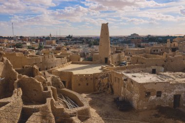 Mısır 'ın Siwa Oasis kentindeki Kum Taşı Duvarları ve Eski Şali Dağı Köyü' nün Panoramik Manzarası