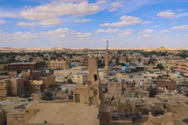 Mısır 'ın Siwa Oasis kentindeki Kum Taşı Duvarları ve Eski Şali Dağı Köyü' nün Panoramik Manzarası