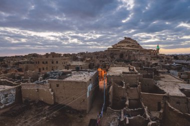 Mısır 'ın Siwa Oasis kentindeki Eski Shali Dağı Köyünün Panorama' sına Gün Batımı Manzarası