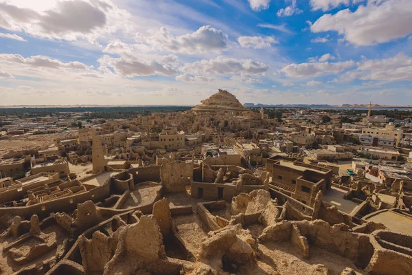 Mısır 'ın Siwa Oasis kentindeki Kum Taşı Duvarları ve Eski Şali Dağı Köyü' nün Panoramik Manzarası