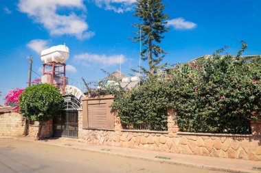 Asmara, Eritre - 01 Kasım 2019: Güneşli Gün 'de Başkent Sokakları ve Binaları Görünümü