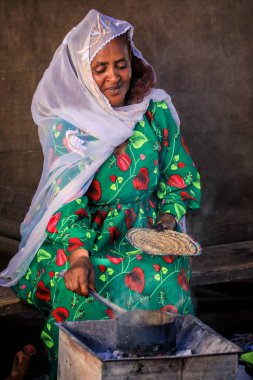 Eritre, Asmara - 14 Kasım 2021: Beyaz Fularlı Yerel Yaşlı Kadın ve Asmara 'daki Parlak Yeşil Elbise