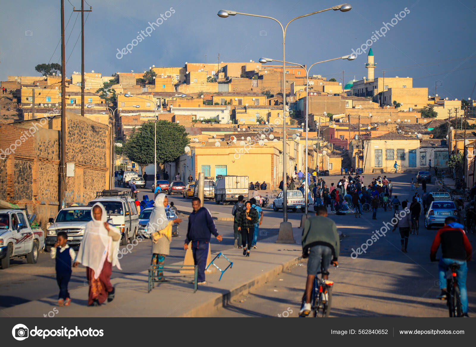 エリトリアのアスマラ　2019年11月1日　アスマラ市中心部のメデバル市場近くの地元の人々　ストックエディトリアル用写真©DavePrimov＃562840652