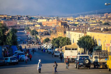 Asmara, Eritre - 01 Kasım 2019: Asmara Şehir Merkezi 'ndeki Medebar Market yakınlarındaki Yerel Halk