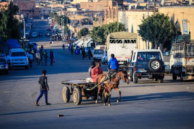 Asmara, Eritre - 01 Kasım 2019: Asmara Şehir Merkezi 'ndeki Medebar Market yakınlarındaki Yerel Halk