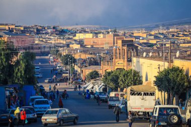 Asmara, Eritre - 01 Kasım 2019: Asmara Şehir Merkezi 'ndeki Medebar Market yakınlarındaki Yerel Halk