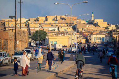 Asmara, Eritre - 01 Kasım 2019: Asmara Şehir Merkezi 'ndeki Medebar Market yakınlarındaki Yerel Halk