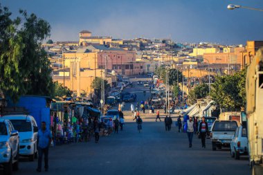 Asmara, Eritre - 01 Kasım 2019: Asmara Şehir Merkezi 'ndeki Medebar Market yakınlarındaki Yerel Halk