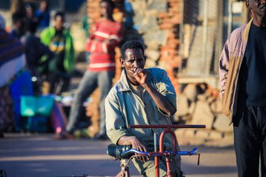 Asmara, Eritre - 01 Kasım 2019: Asmara Şehir Merkezi 'ndeki Medebar Market yakınlarındaki Yerel Halk