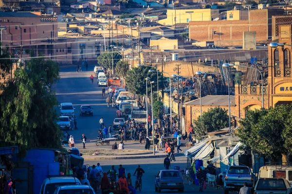 Asmara, Eritre - 01 Kasım 2019: Asmara Şehir Merkezi 'ndeki Medebar Market yakınlarındaki Yerel Halk