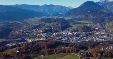 Berchtesgaden çevresindeki doğal manzara ve dağların havadan görünüşü