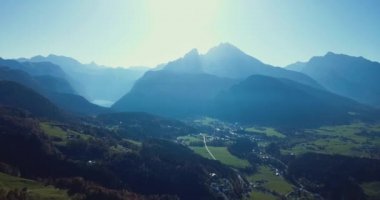 Berchtesgaden çevresindeki doğal manzara ve dağların havadan görünüşü