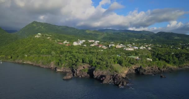 Letecký pohled na zelenou lagunu na Guadeloupe