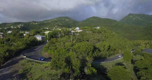 Straße Mit Vorbeifahrenden Autos Tropischen Guadeloupe — Stockvideo