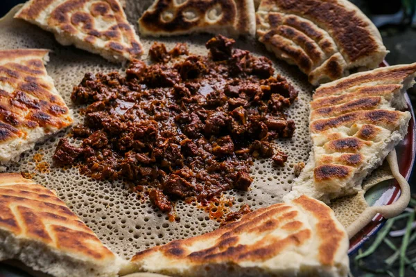 Traditionelles Essen Fleischkompott Mit Injeira Asmara Eritrea — Stockfoto