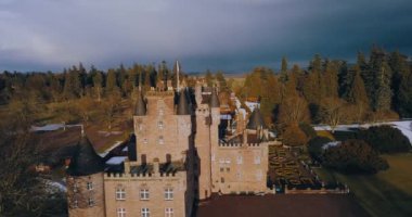 İskoçya 'daki Glamis Kalesi' nin havadan görünüşü