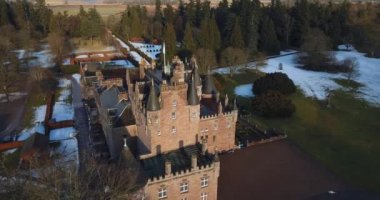 İskoçya 'daki Glamis Kalesi' nin havadan görünüşü