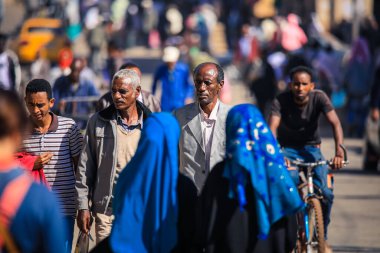 Asmara, Eritre - 02 Kasım 2019: Asmara Caddelerindeki Yerel Halk