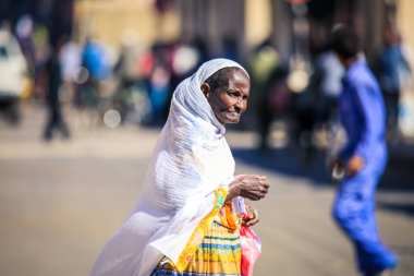 Asmara, Eritre - 02 Kasım 2019: Asmara Caddelerindeki Yerel Halk
